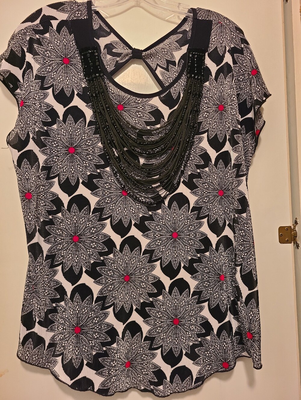 dressbarn Black and White Floral Short Sleeve Top with Attached Necklace